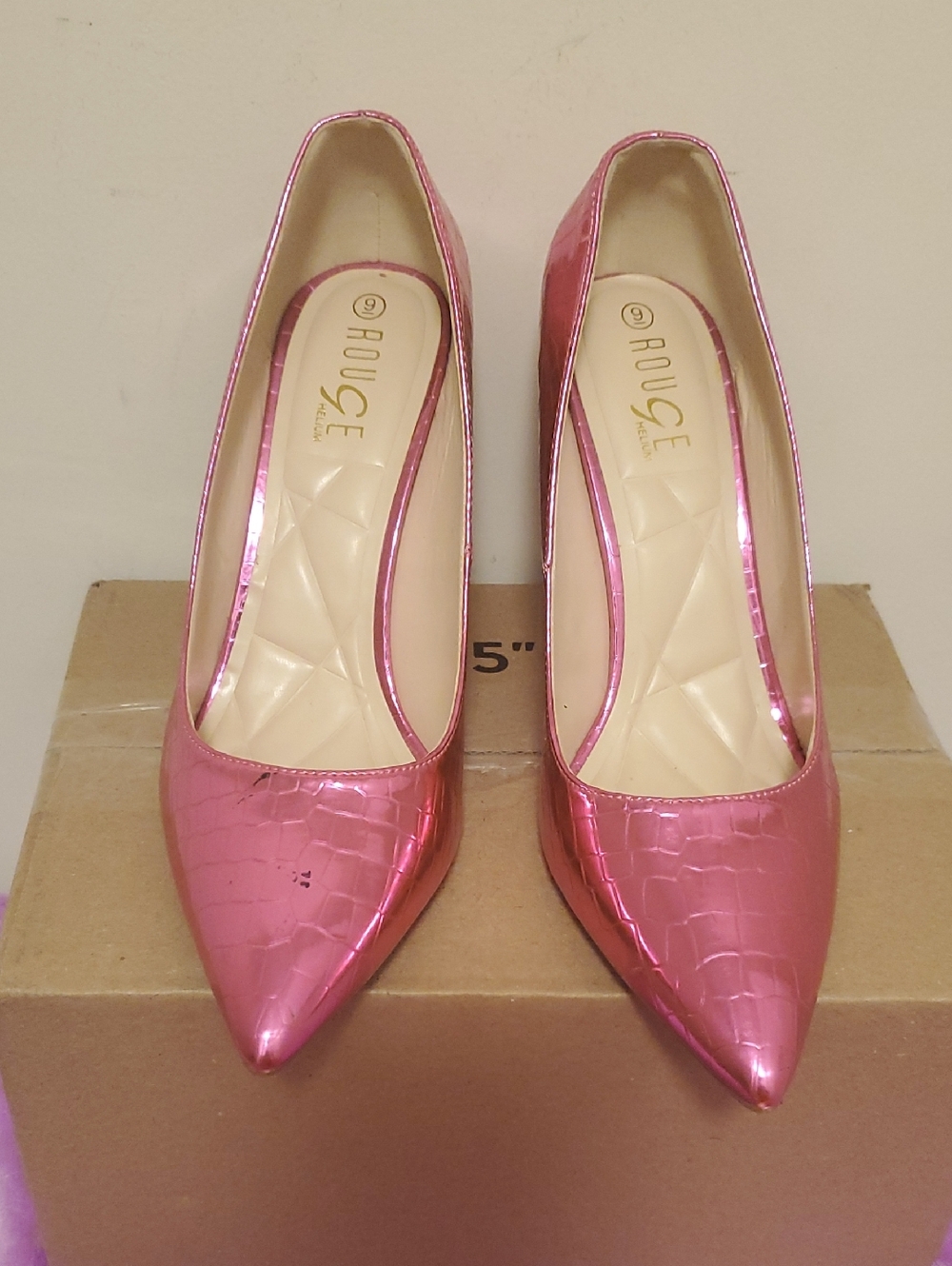Rouge Helium Shiny Pink Croc-Embossed Pointed Pumps. Size 9